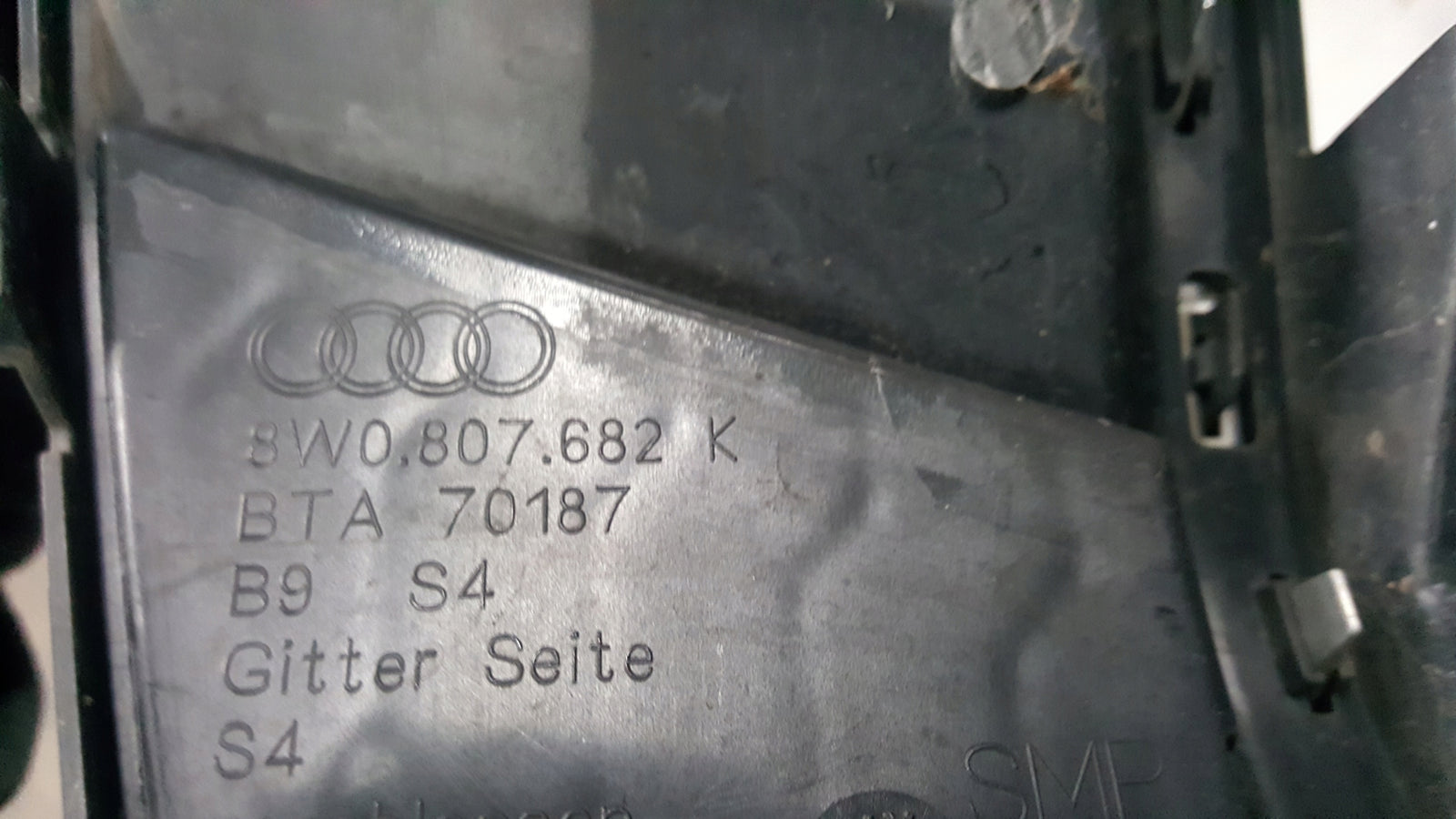 Kratka zderzaka prawy przód AUDI A4 S4 B9 8W0807682K demontaż