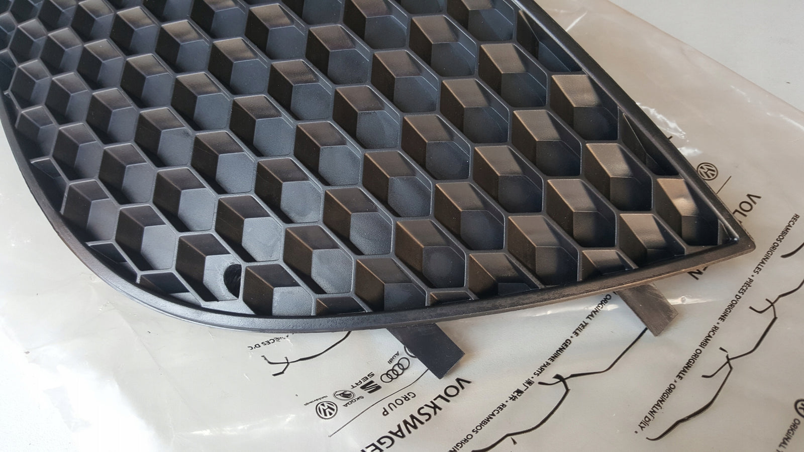 Kratka zderzaka prawy przód SEAT IBIZA 6L6853666