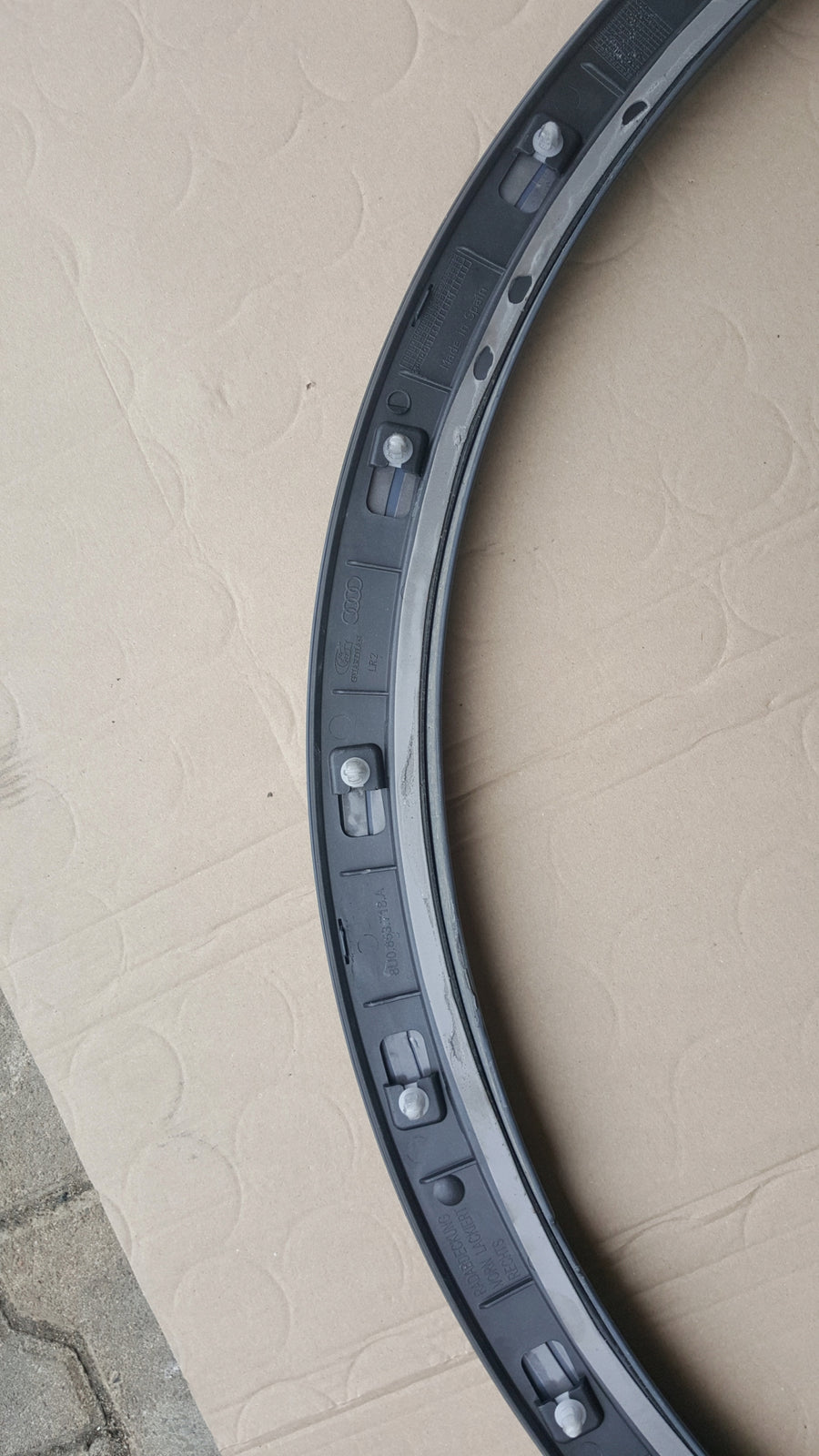 Listwa błotnika prawy przód AUDI Q3 8U0853718A demontaż