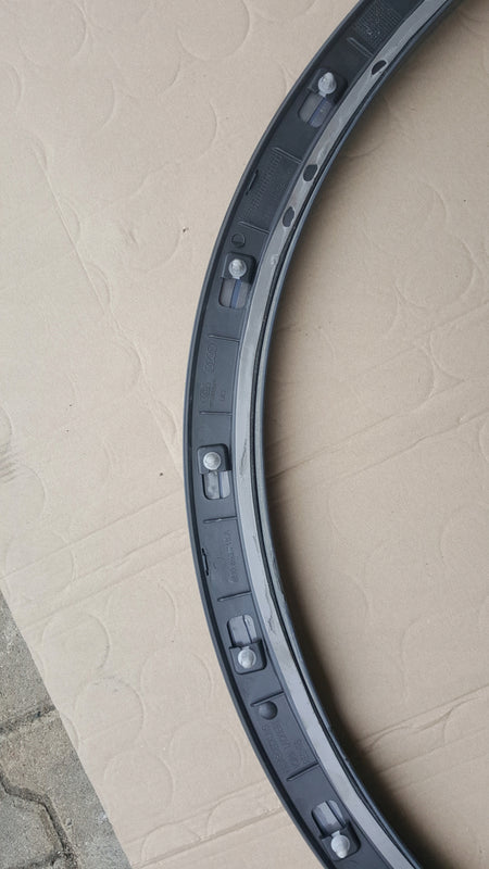 Listwa błotnika prawy przód AUDI Q3 8U0853718A demontaż