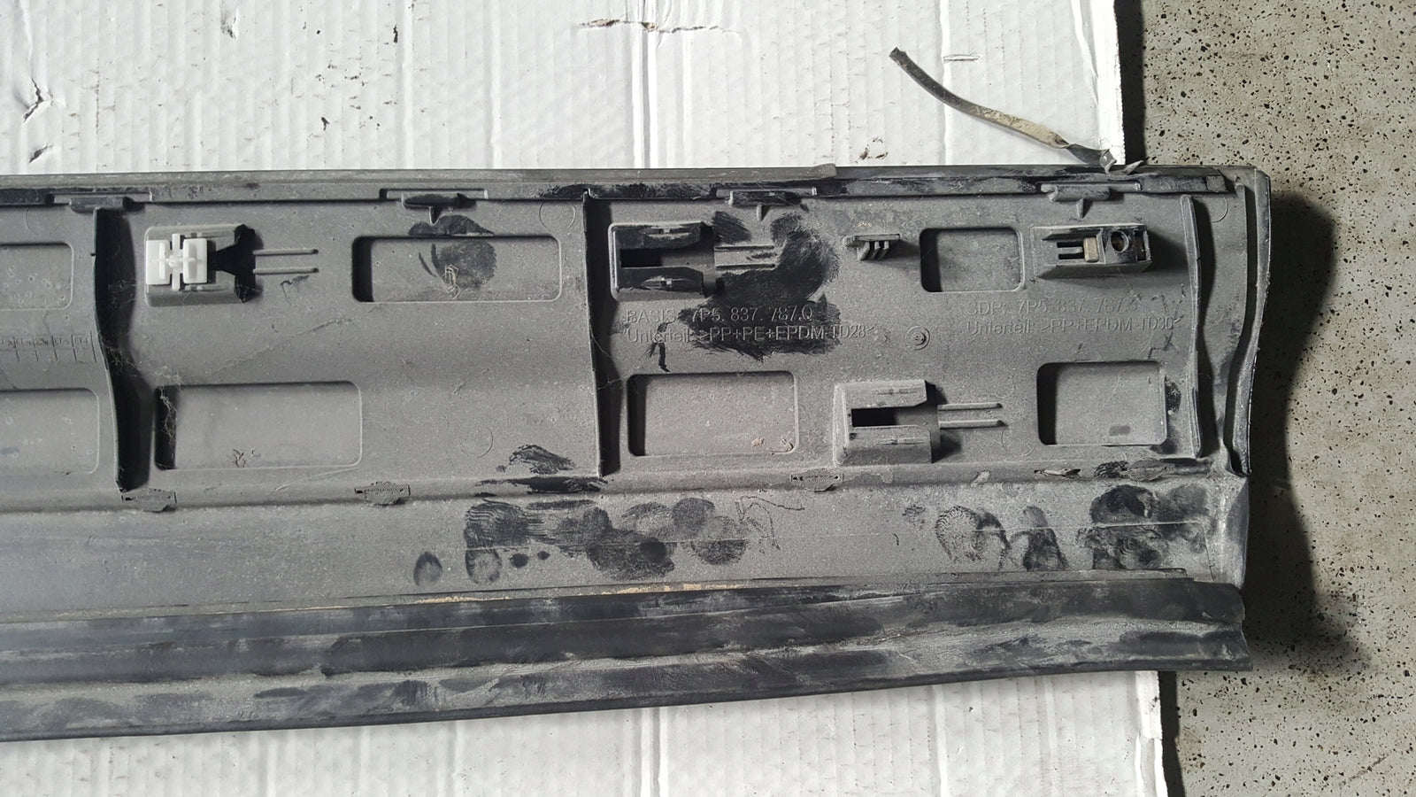 Listwa drzwi lewy przód PORSCHE CAYENNE 7P5837787Q
