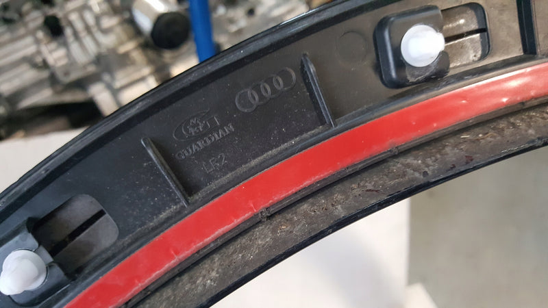 Listwa błotnika lewy przód AUDI Q3 8U0853717A demontaż