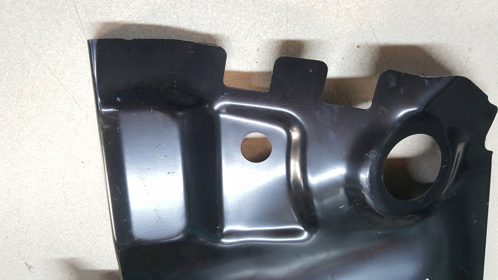 Audi A4 B9 - przednie prawe nadkole, tylne przedłużenie fartucha 8W0806290A