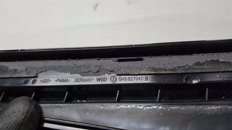 Listwy klapy bagażnika L+P strona VW GOLF VIII kombi 5H9827939B 5H9827940B