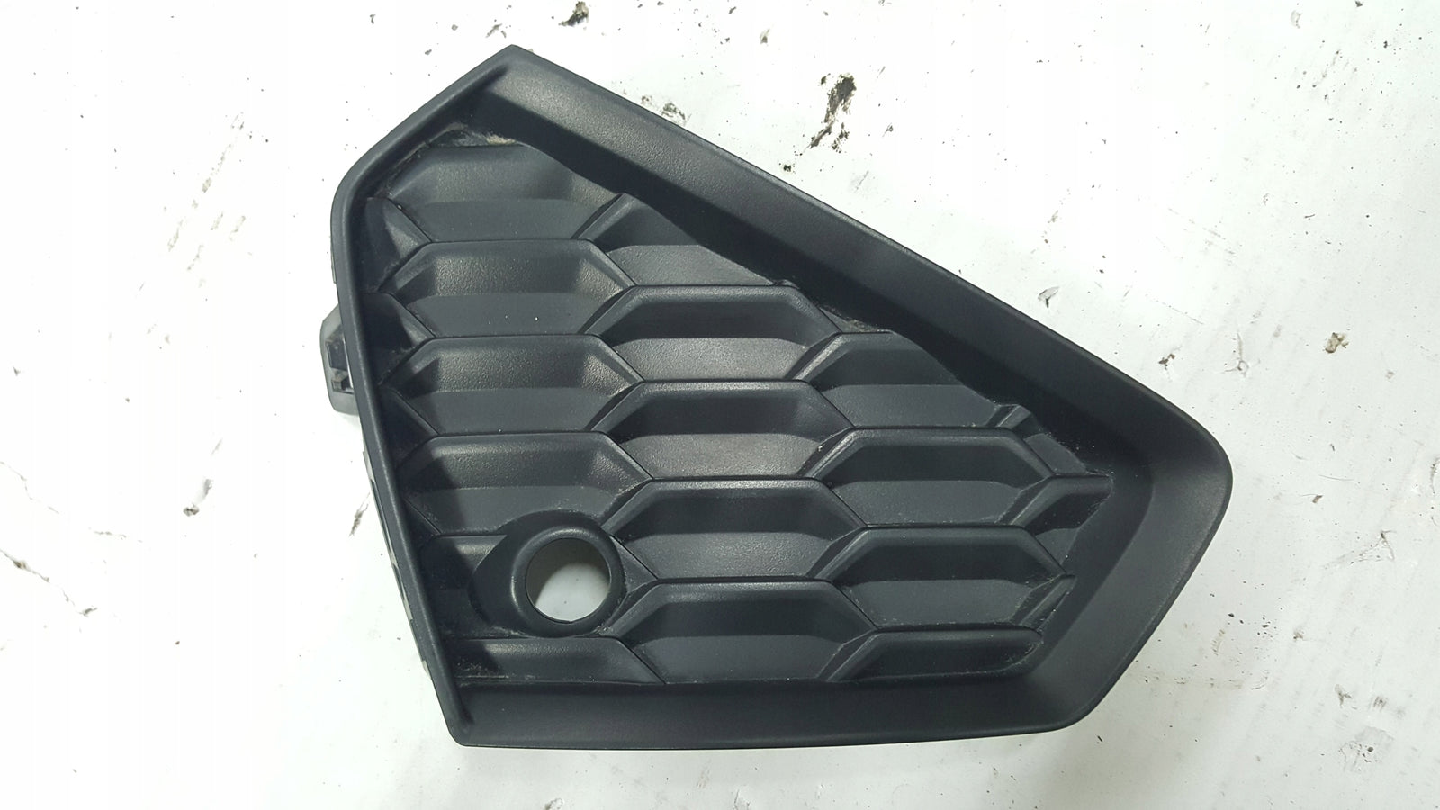 Kratka zderzaka prawy tył AUDI A3 8Y4807820A