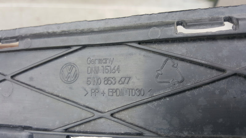 Środkowa kratka zderzaka przedniego VW TIGUAN 5N0853677 demontaż