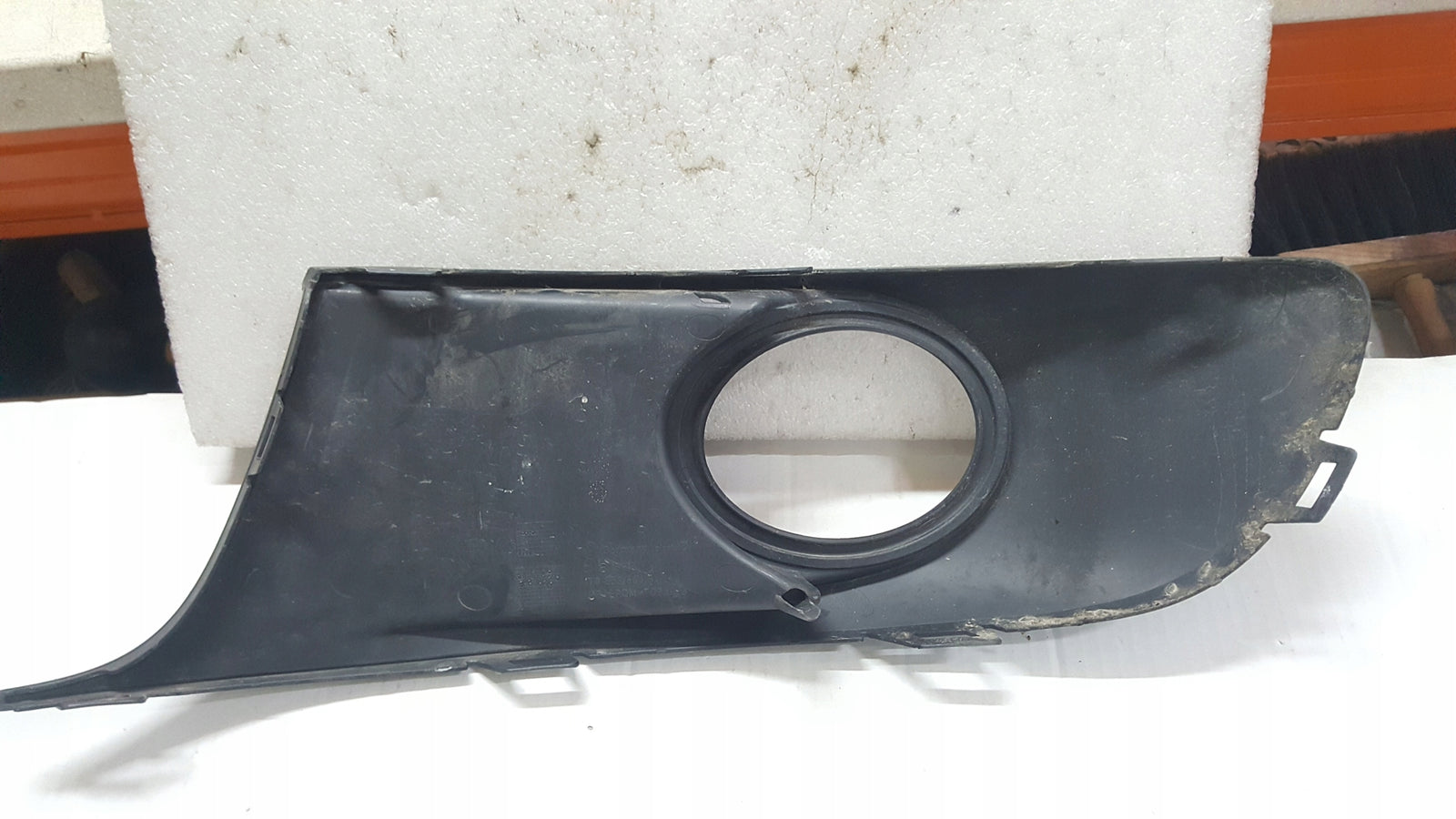Kratka zderzaka prawy przód VW TOURAN CADDY 1T0853666S demontaż