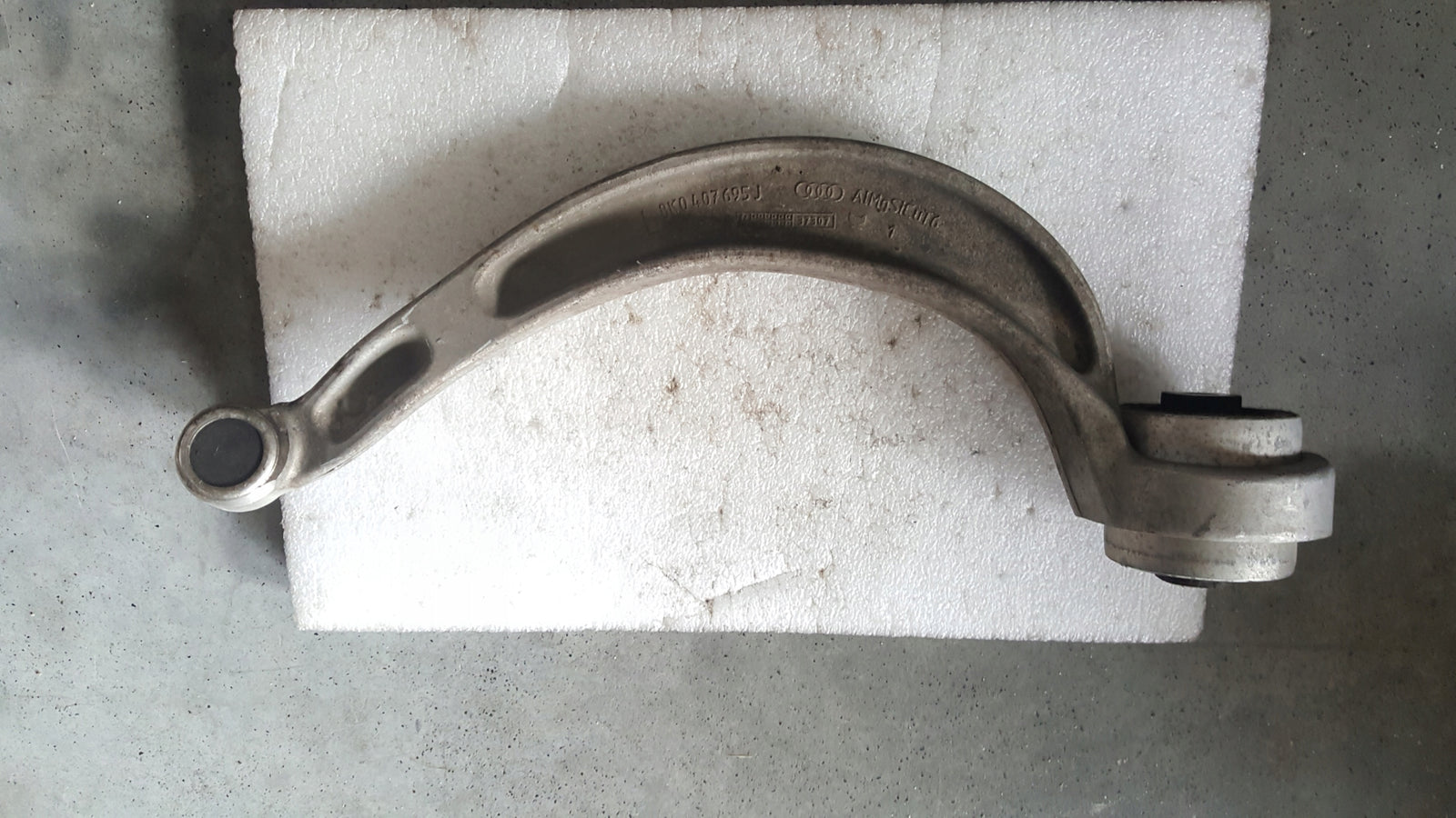 WAHACZ LEWY PRZÓD AUDI A4 B8 A5 8K0407695J