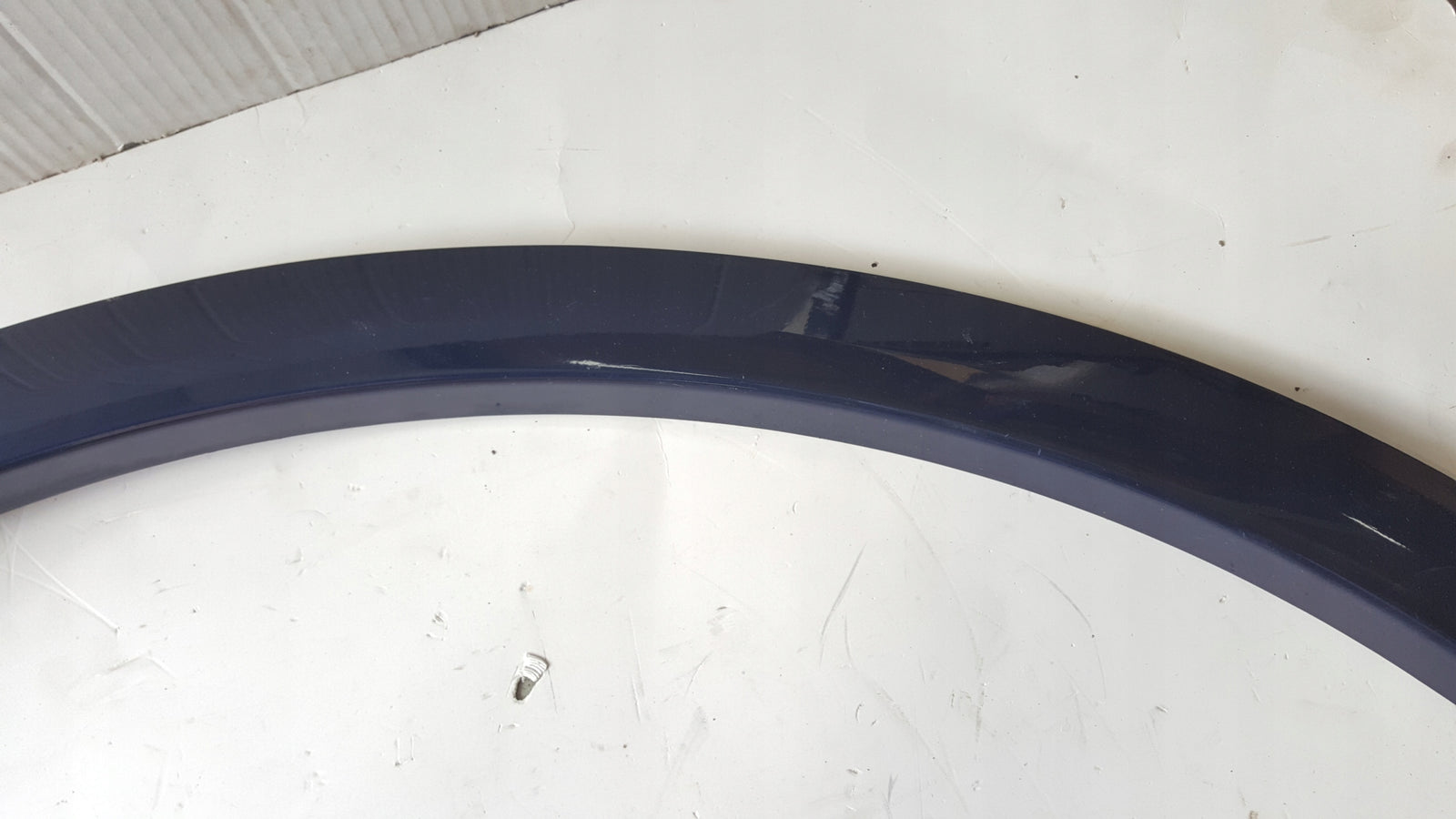 Listwa błotnika prawy tył AUDI Q5 80A853818A demontaż