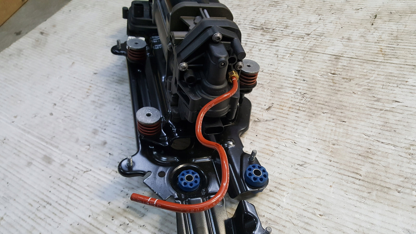 Kompresor zawieszenia AUDI Q5 80A616005E demontaż