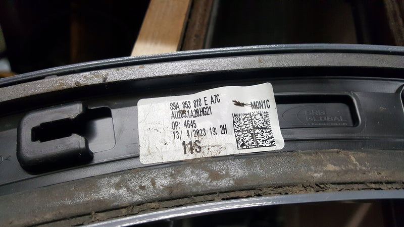 Listwa błotnika prawy tył AUDI Q4 E-TRON 89A853818E demontaż