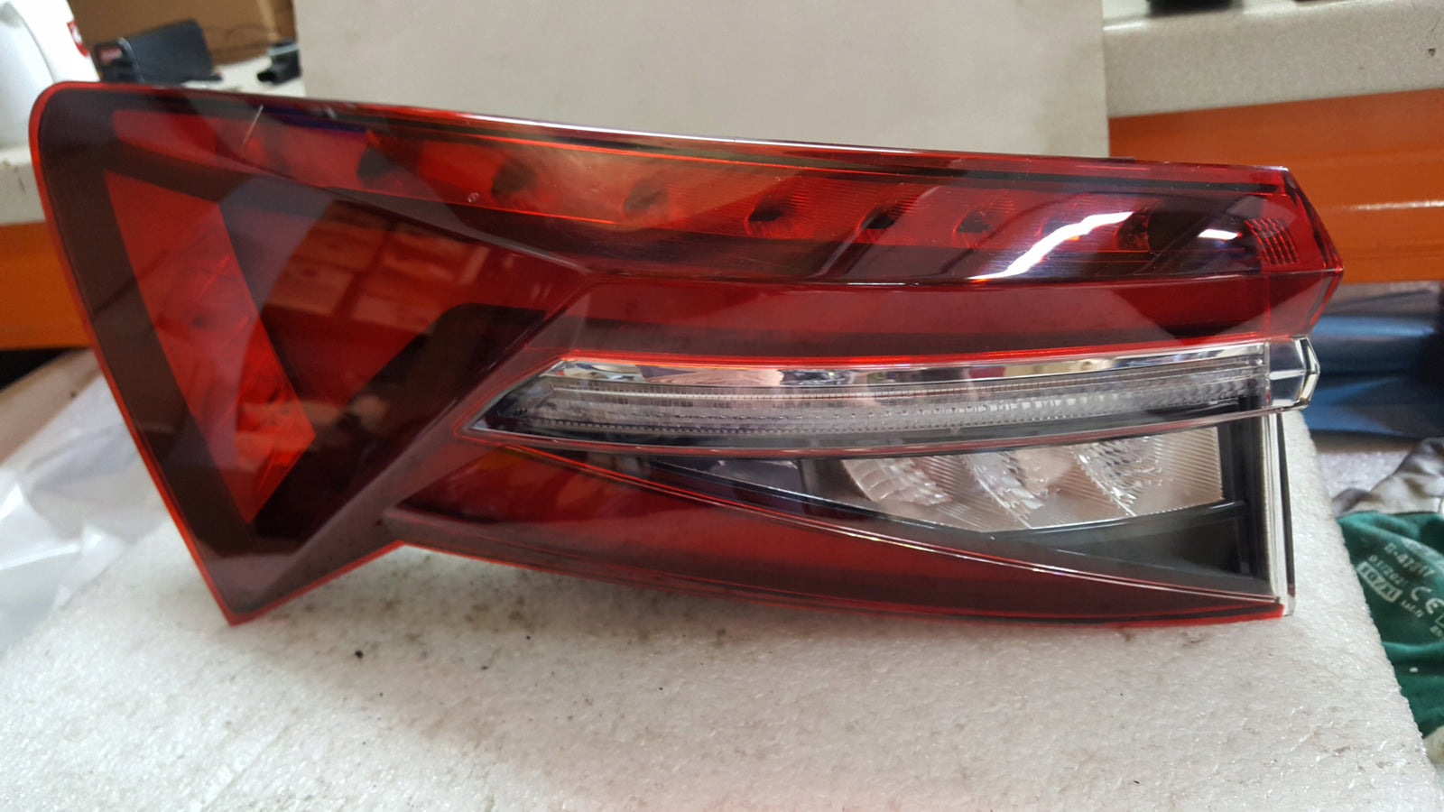 Tylna lewa lampa LED w błotnik SKODA KODIAQ 565945207B demontaż