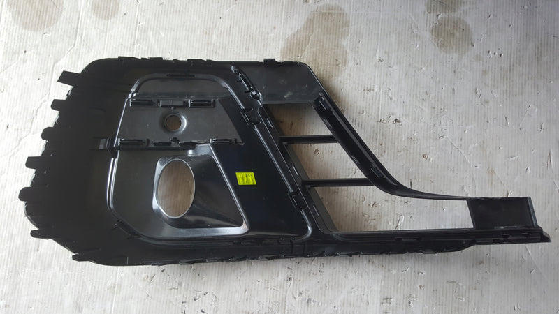 Kratka zderzaka przedniego lewa strona AUDI A8 (D5) 4N0807681 demontaż