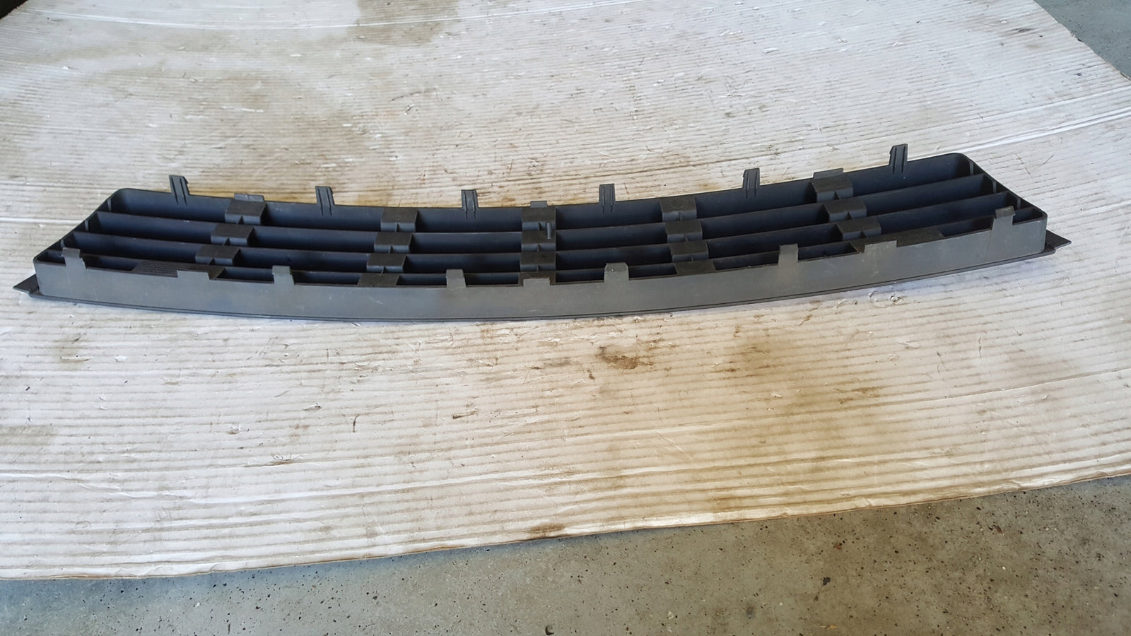 Środkowa kratka zderzaka przód AUDI A4 8D0807683AA