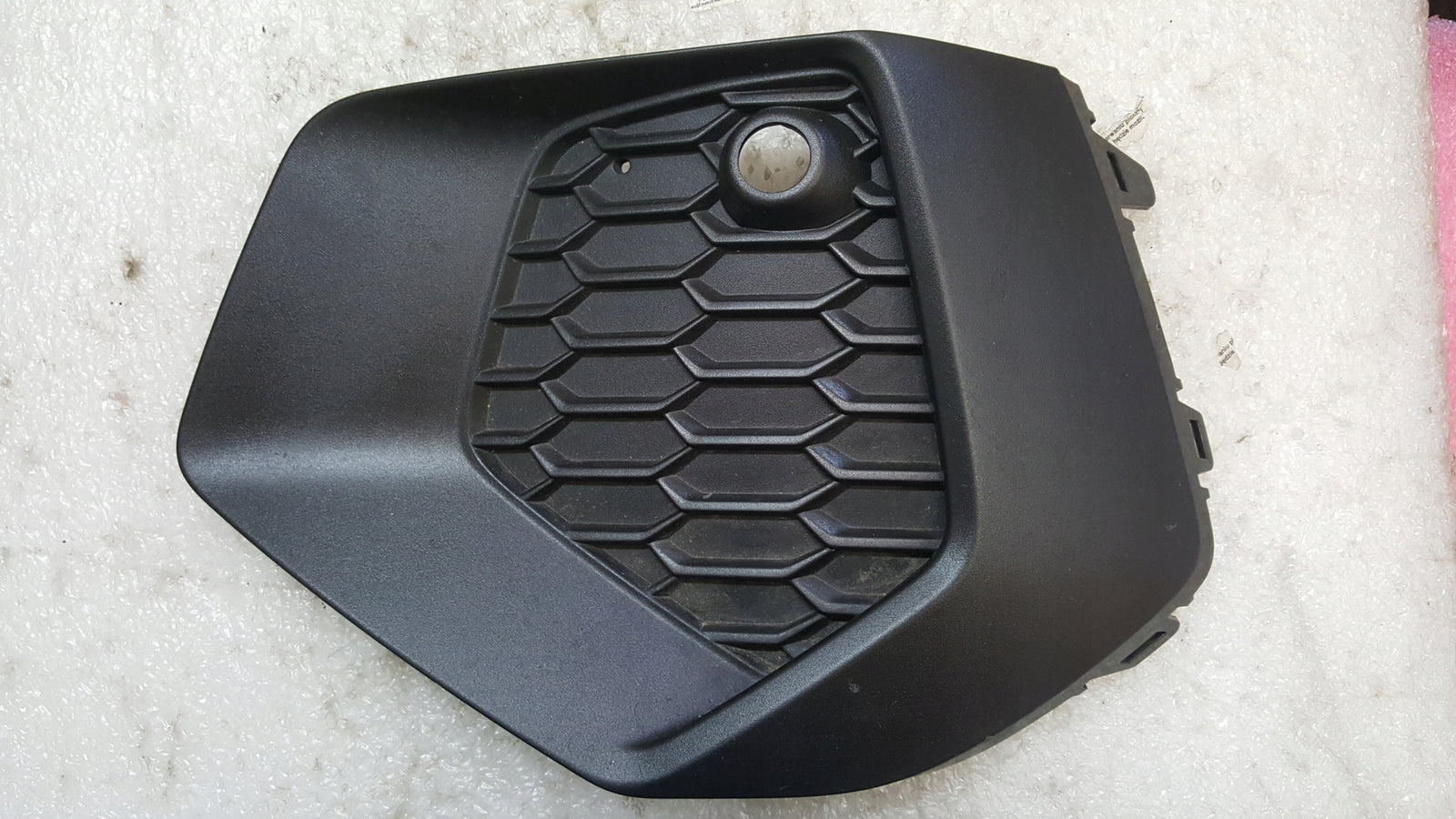 Kratka zderzaka lewy przód AUDI A3 8Y0807681A