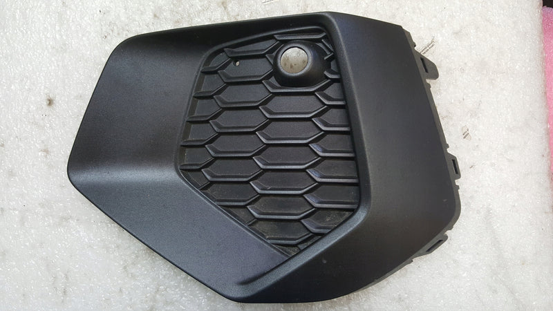 Kratka zderzaka lewy przód AUDI A3 8Y0807681A