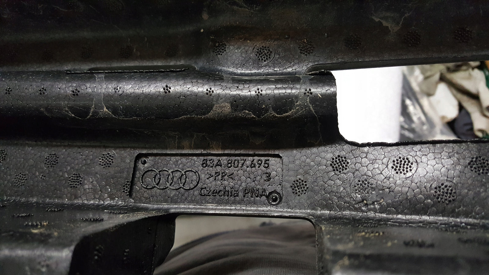 Absorber zderzaka tylnego AUDI Q3 83A807695 demontaż