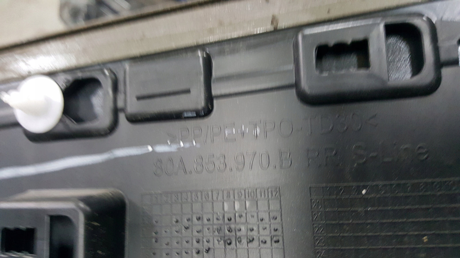 Listwa drzwi prawy tył AUDI Q5 S-LINE 80A853970B demontaż