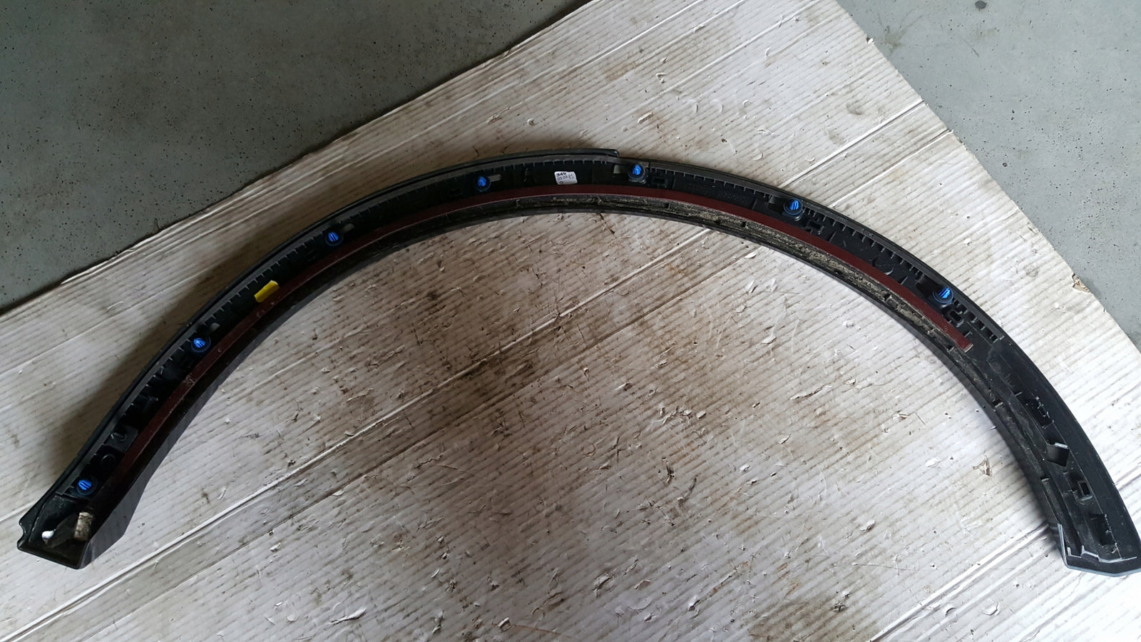 Listwa błotnika prawy tył AUDI Q2 81A853818A