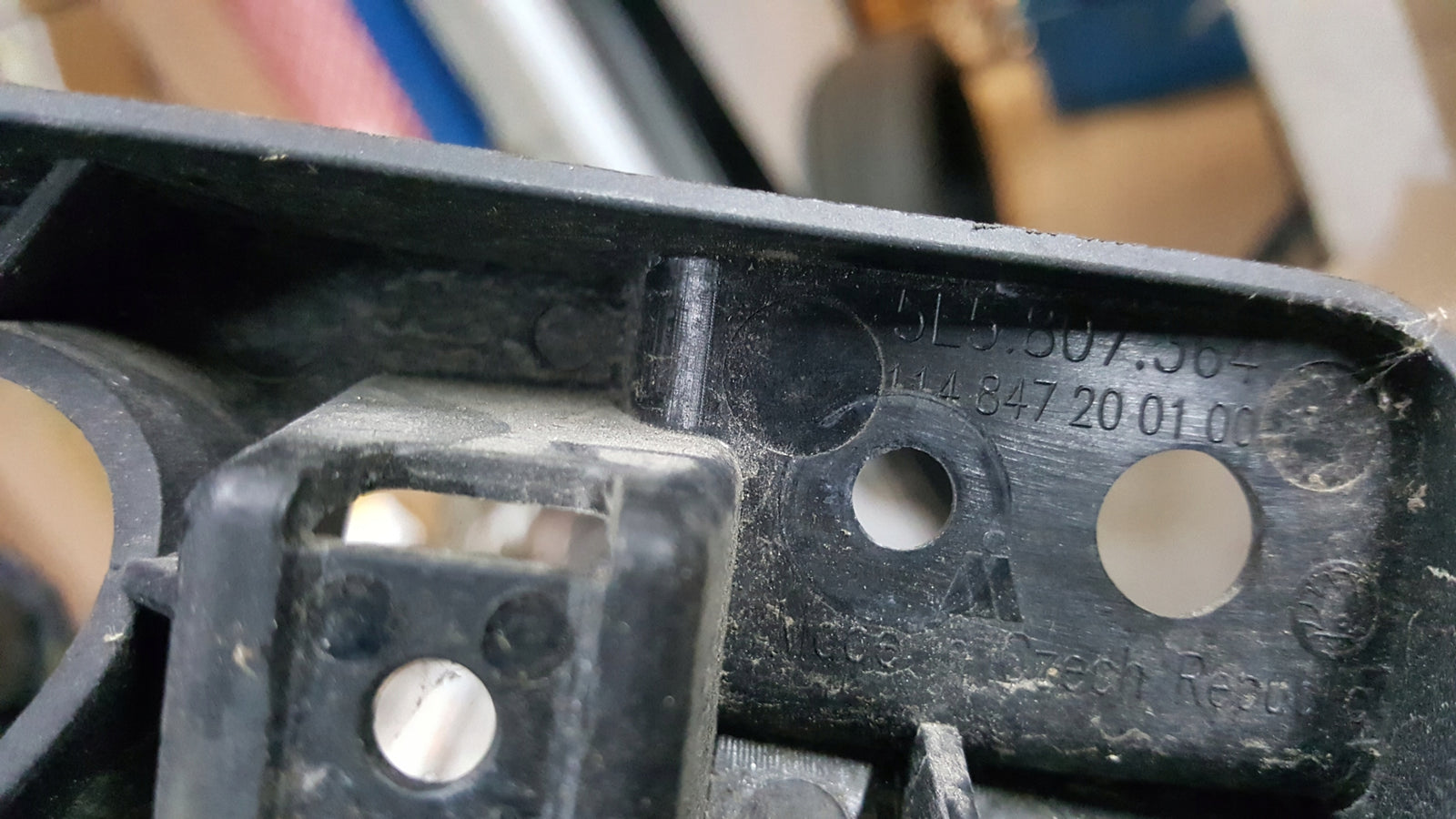 Ślizg uchwyt końcówki wydechu prawy tył SKODA OCTAVIA RS 5E5807364 demontaż