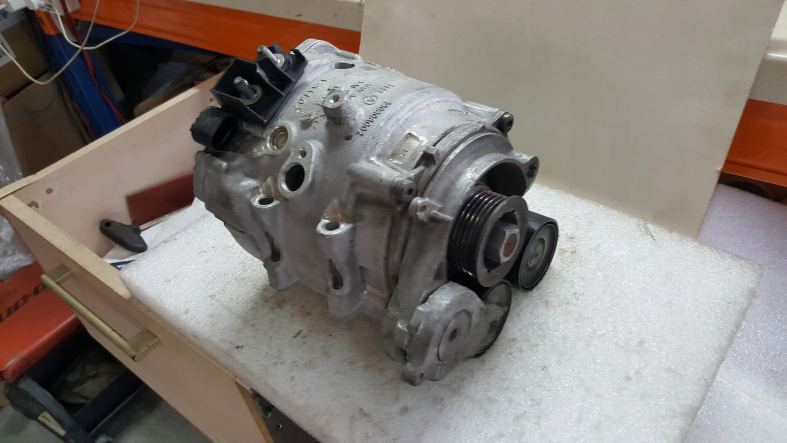 Alternator VW AUDI 4N0903028R demontaż
