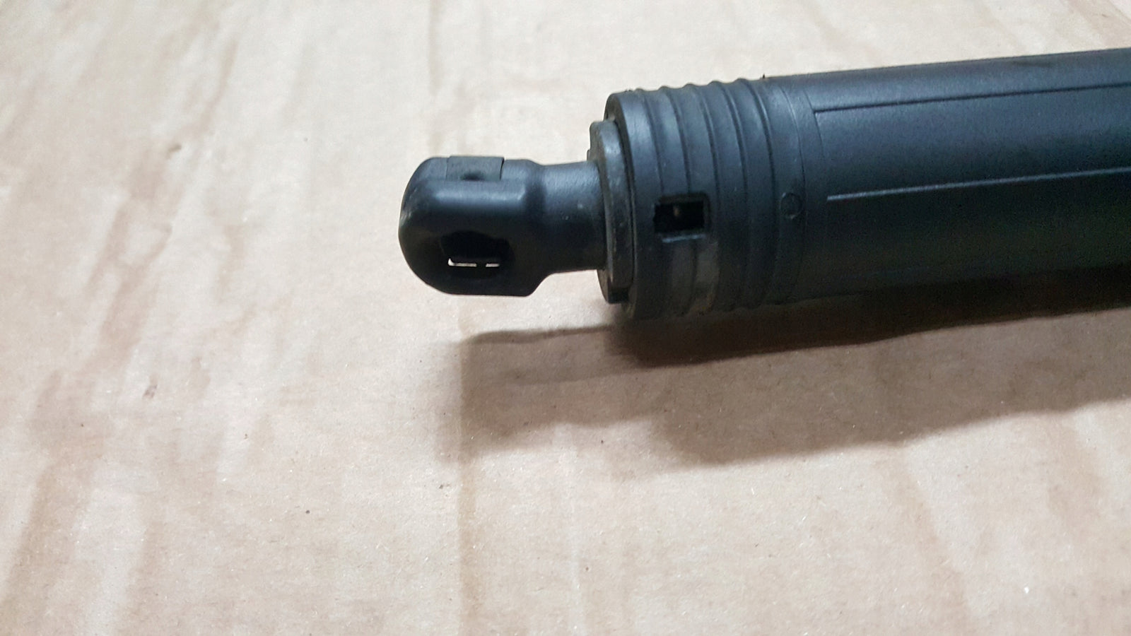 SIŁOWNIK KLAPY BAGAŻNIKA AUDI Q2 16- 81A827851C