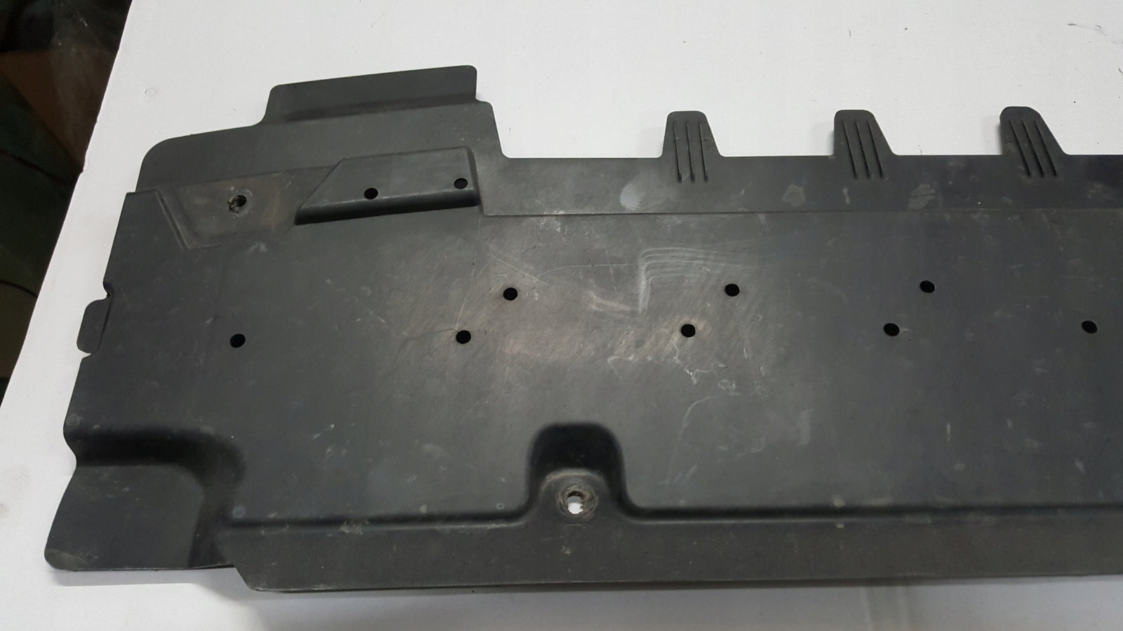 Dolna osłona zderzaka przedniego AUDI Q3 83A807611 demontaż