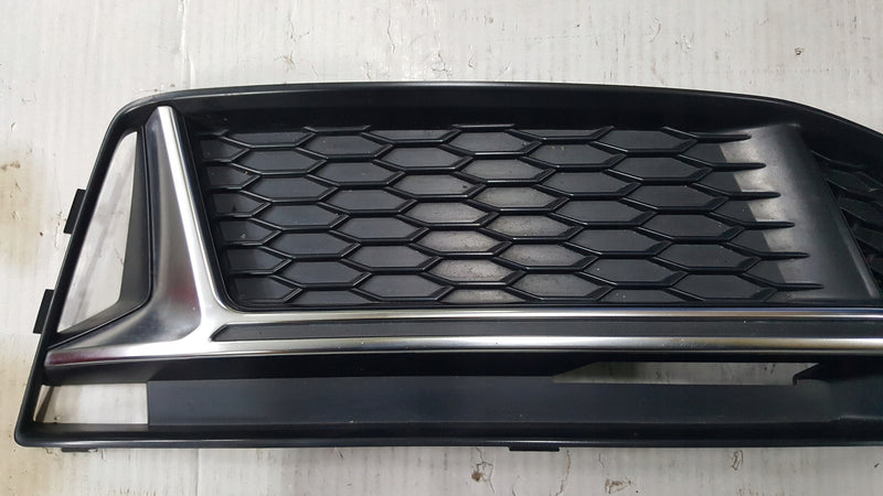 Kratka zderzaka prawy przód AUDI A4 S4 B9 8W0807682K demontaż