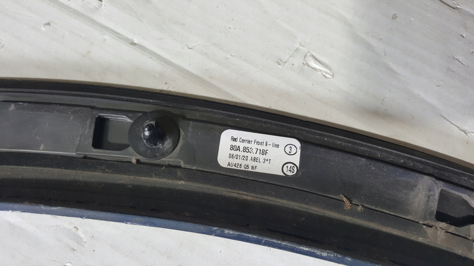 Listwa błotnika prawy przód AUDI Q5 80A853718F demontaż