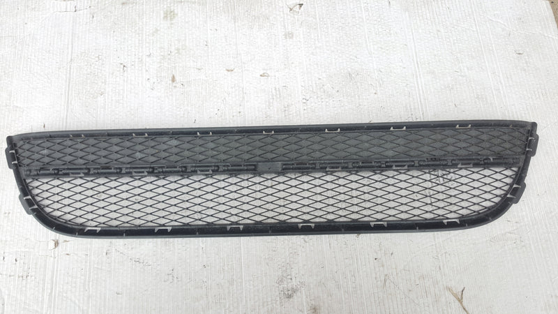 Środkowa kratka zderzaka przedniego VW TIGUAN 5N0853677 demontaż