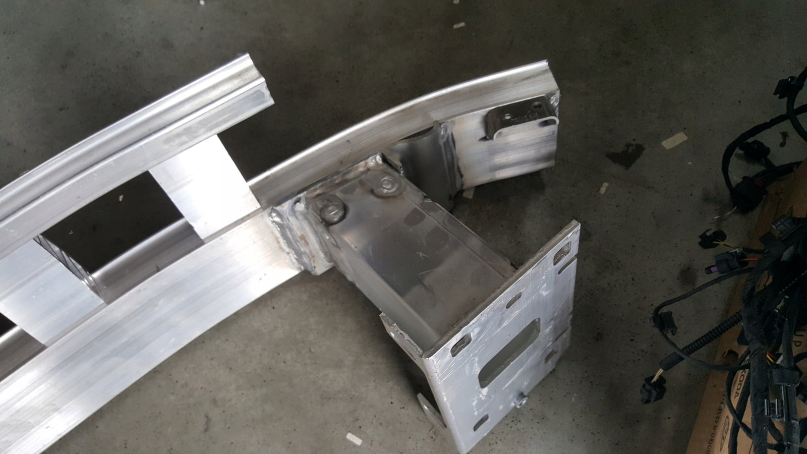 Belka wzmocnienie zderzaka przedniego VW T7 7T0807109B demontaż