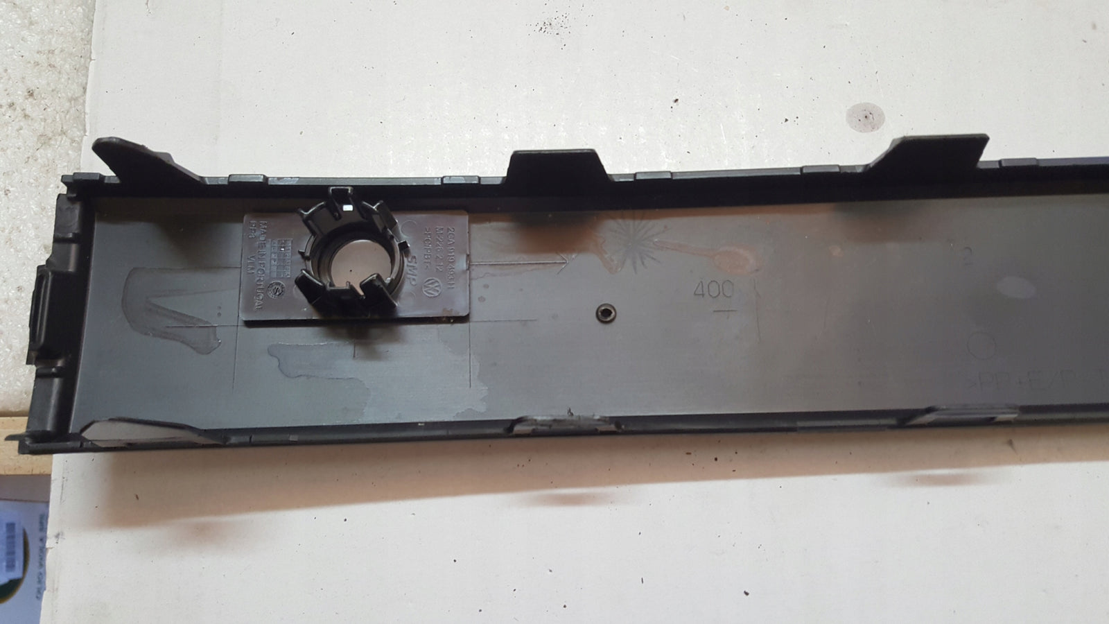 Listwa blenda zderzaka przedniego VW T-ROC 2GA853194 demontaż