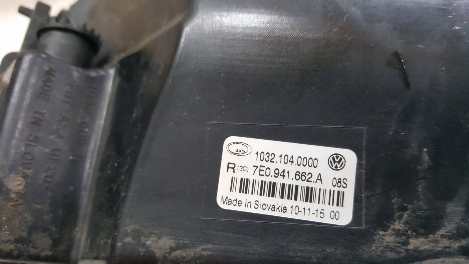 Prawy halogen VW T6 7E0941662A demontaż