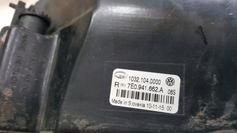 Prawy halogen VW T6 7E0941662A demontaż
