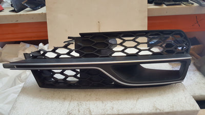 Kratka zderzaka prawy przód AUDI A3 S3 8V3807682L demontaż