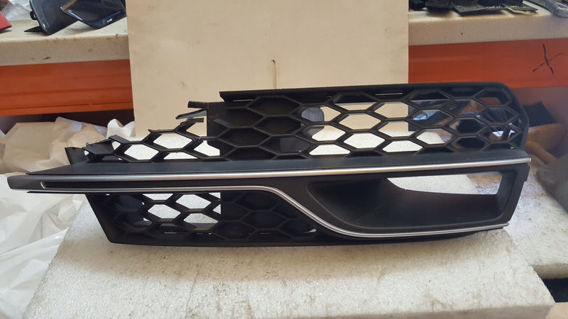 Kratka zderzaka prawy przód AUDI A3 S3 8V3807682L demontaż