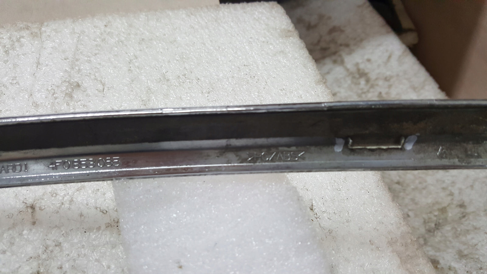 AUDI A6 C6 LIFT 08- OZDOBNA LISTWA CHROM ZDERZAKA PRZÓD LEWA 4F0853065