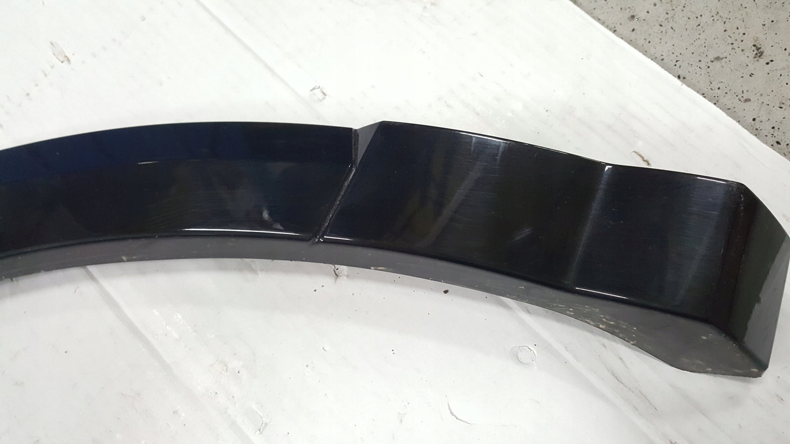 Listwa błotnika prawy tył AUDI Q2 81A853818A