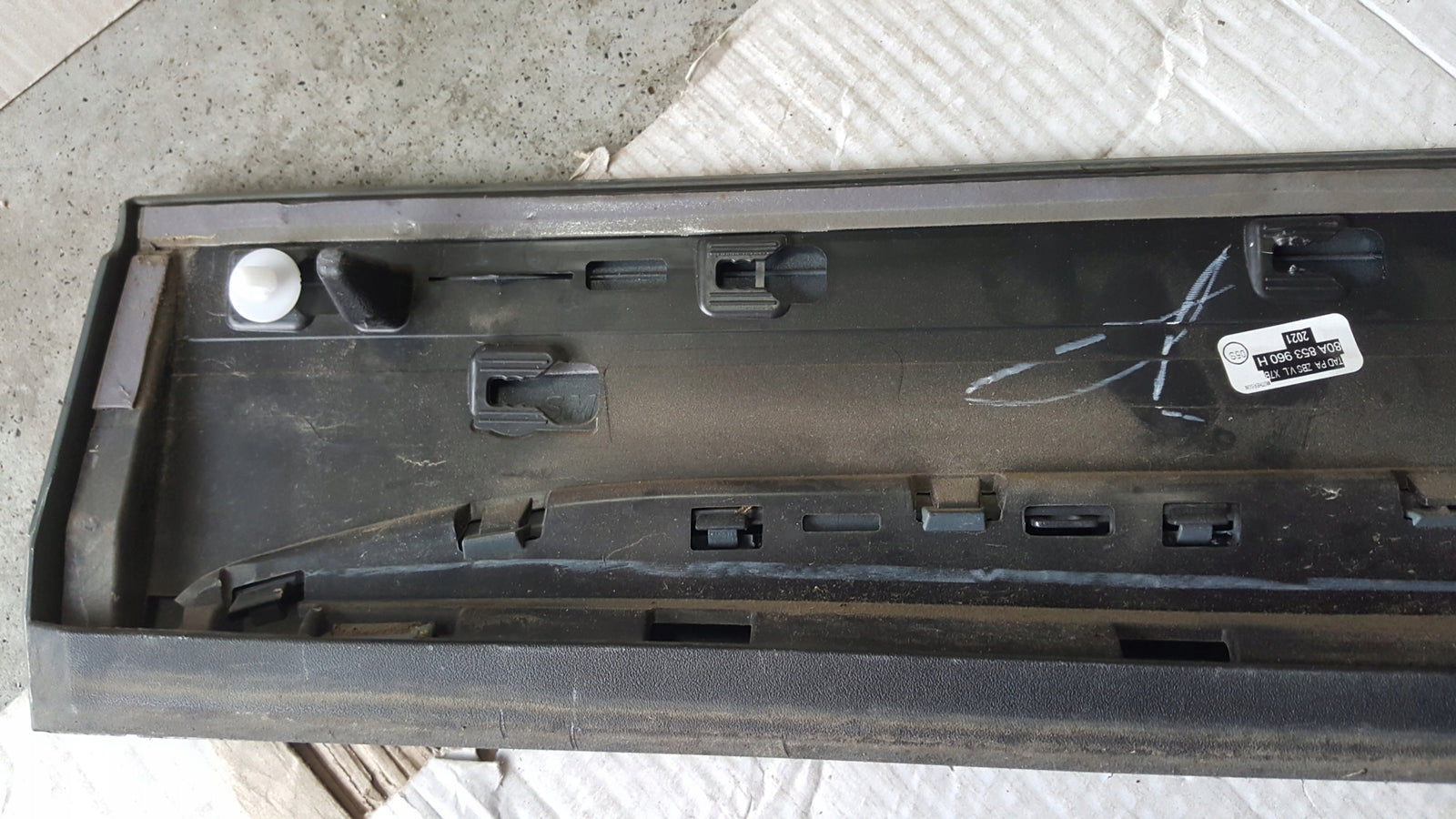 Listwa drzwi prawy przód AUDI Q5 80A853960A demontaż