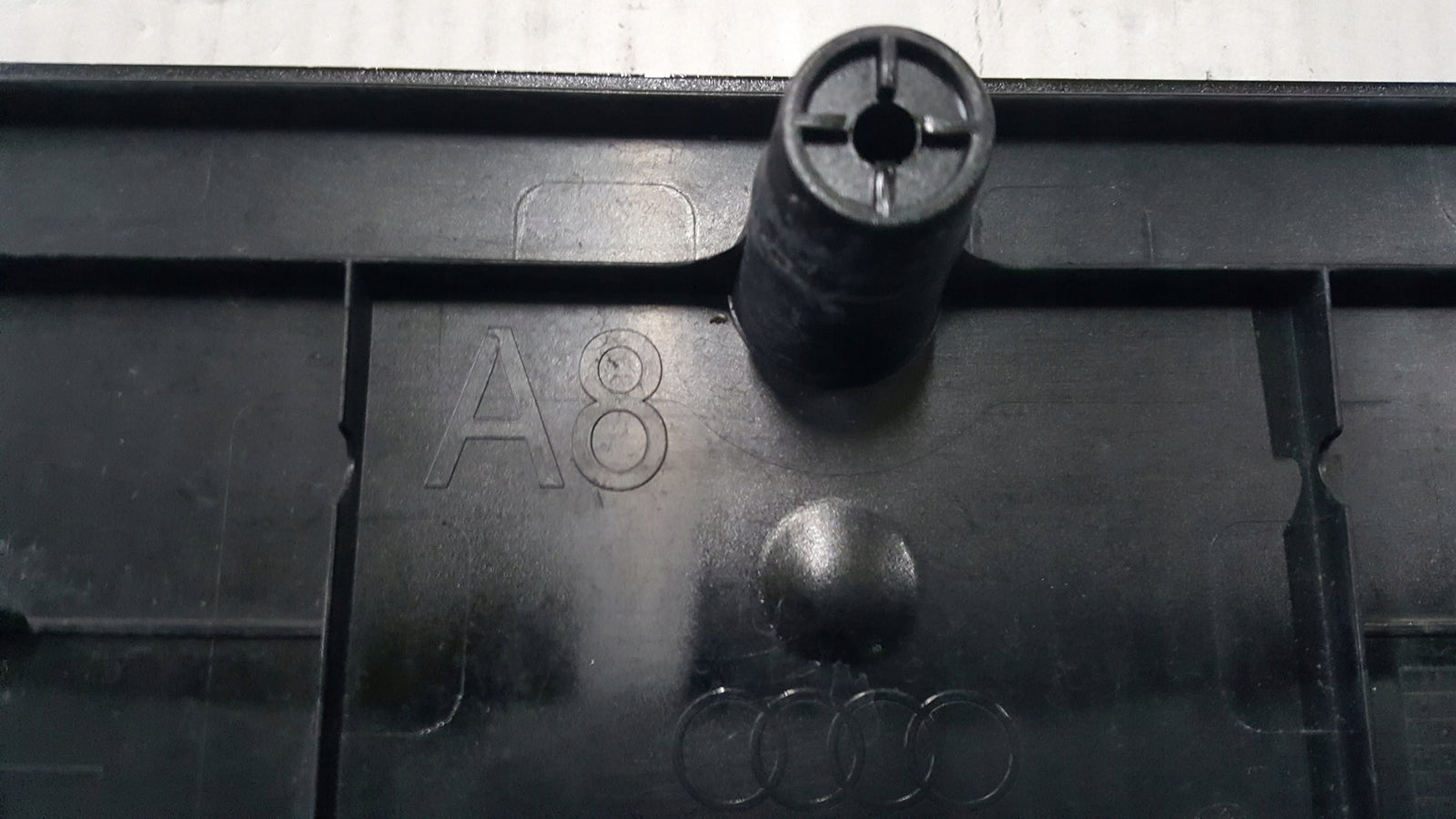 Przednia podkładka tablicy rejestracyjnej AUDI A8 D4 4H0807285AE