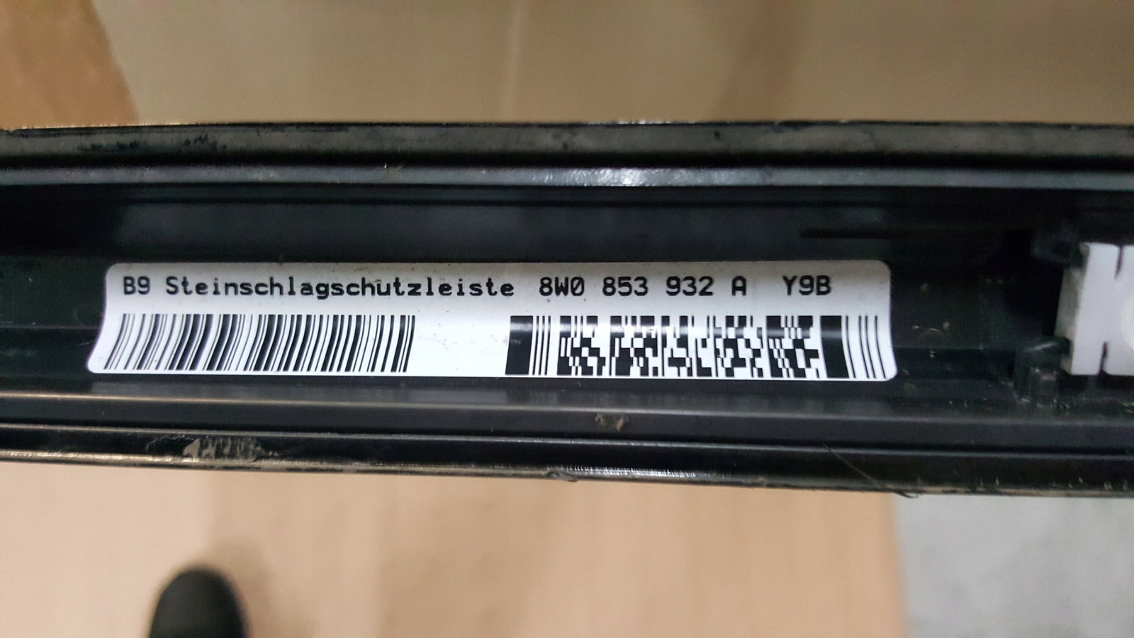 Listwa progowa prawa strona AUDI A4 (B9) 8W0853932A demontaż
