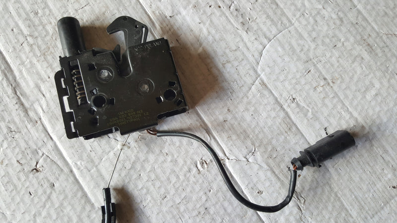 Zamek maski VW T-ROC GOLF VIII CADDY 2GA823509 demontaż