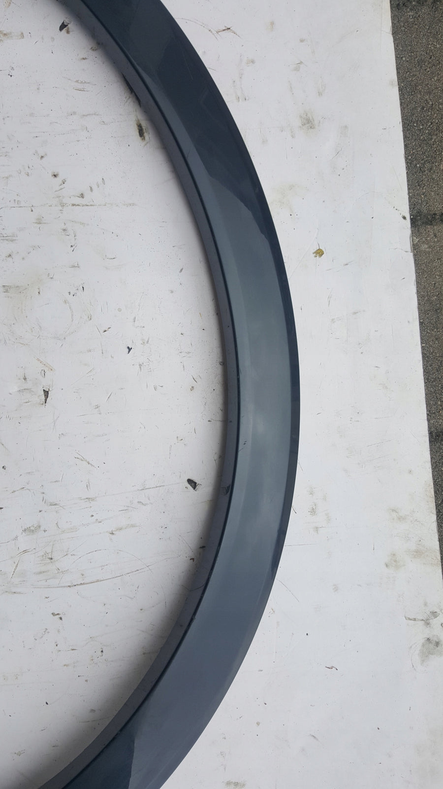 Listwa błotnika prawy tył AUDI Q3 83A853818B demontaż