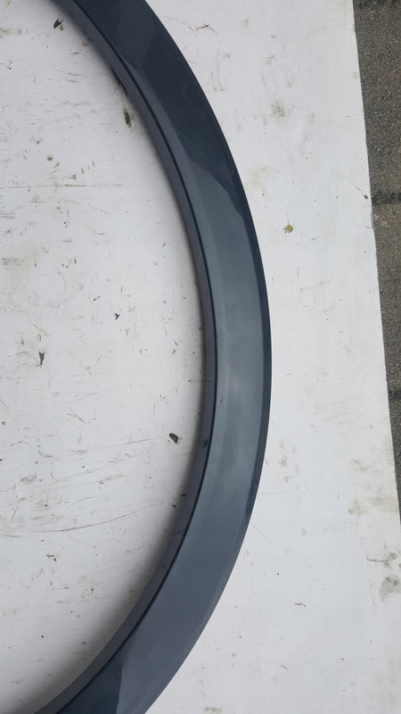 Listwa błotnika prawy tył AUDI Q3 83A853818B demontaż