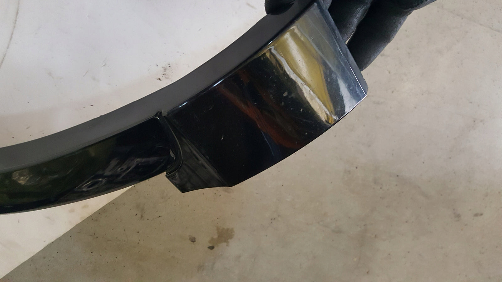 Listwa błotnika prawy przód AUDI Q3 8U0853718A demontaż