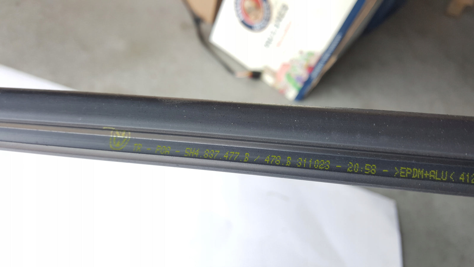 NOWA ORYGINALN listwa zgarniająca drzwi prawy przód VW GOLF VIII 5H4837478B