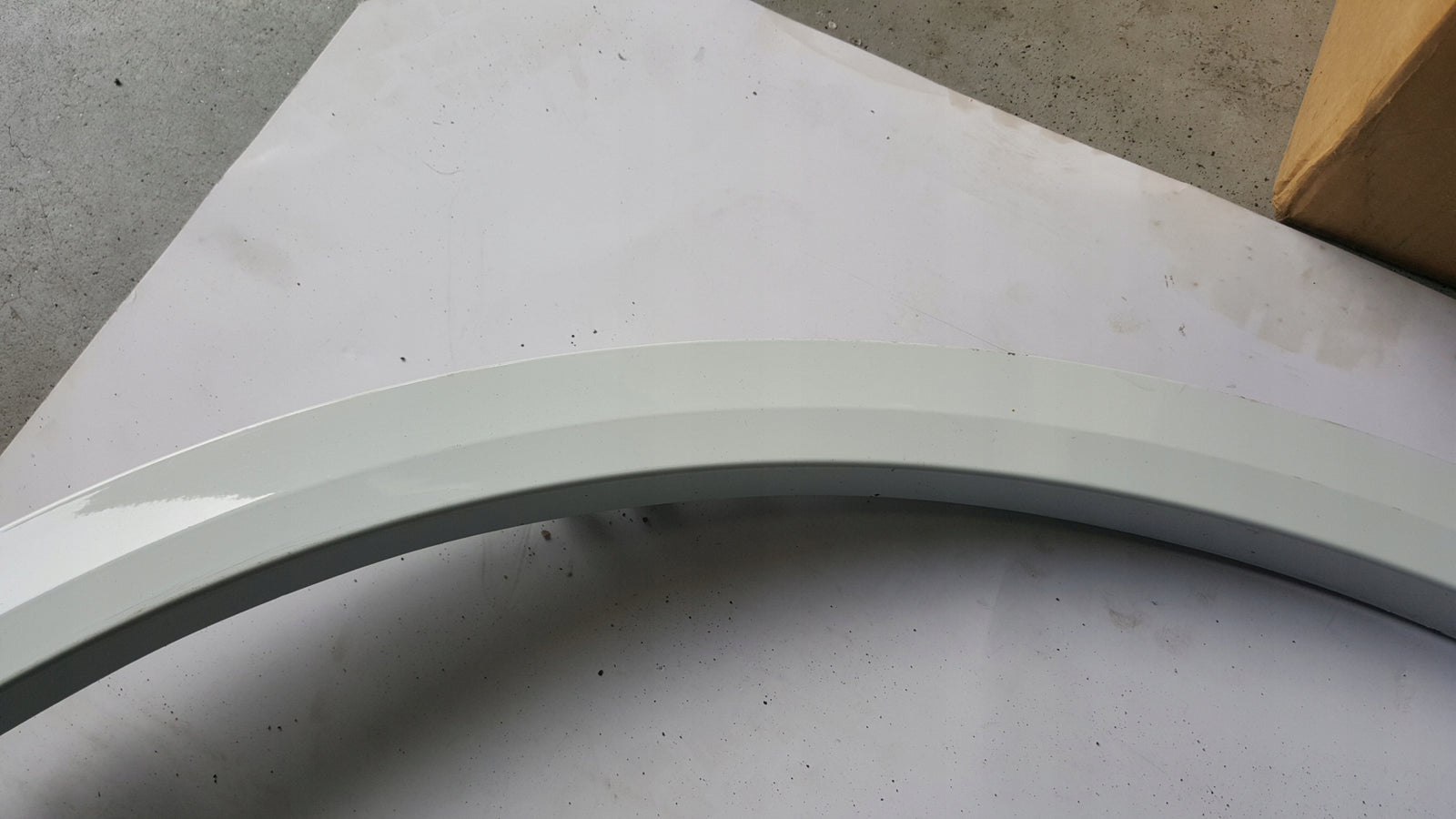 Listwa błotnika prawy tył VW TOUAREG 3 760853818C demontaż