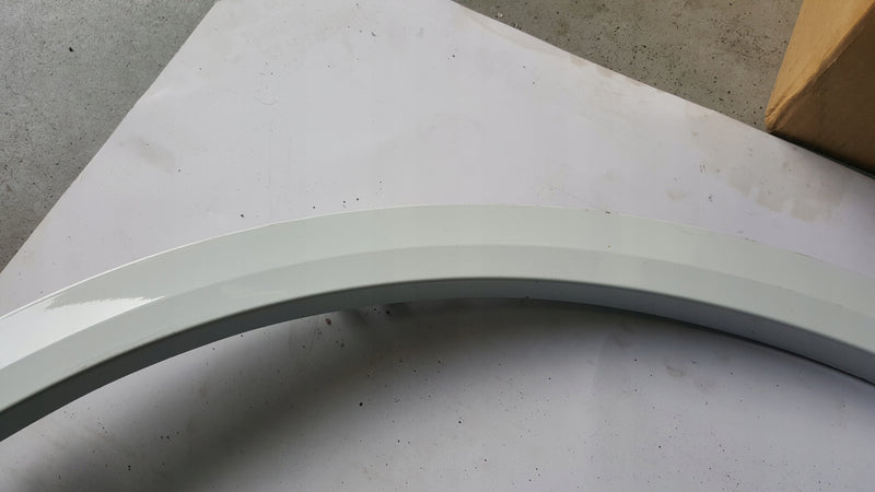 Listwa błotnika prawy tył VW TOUAREG 3 760853818C demontaż