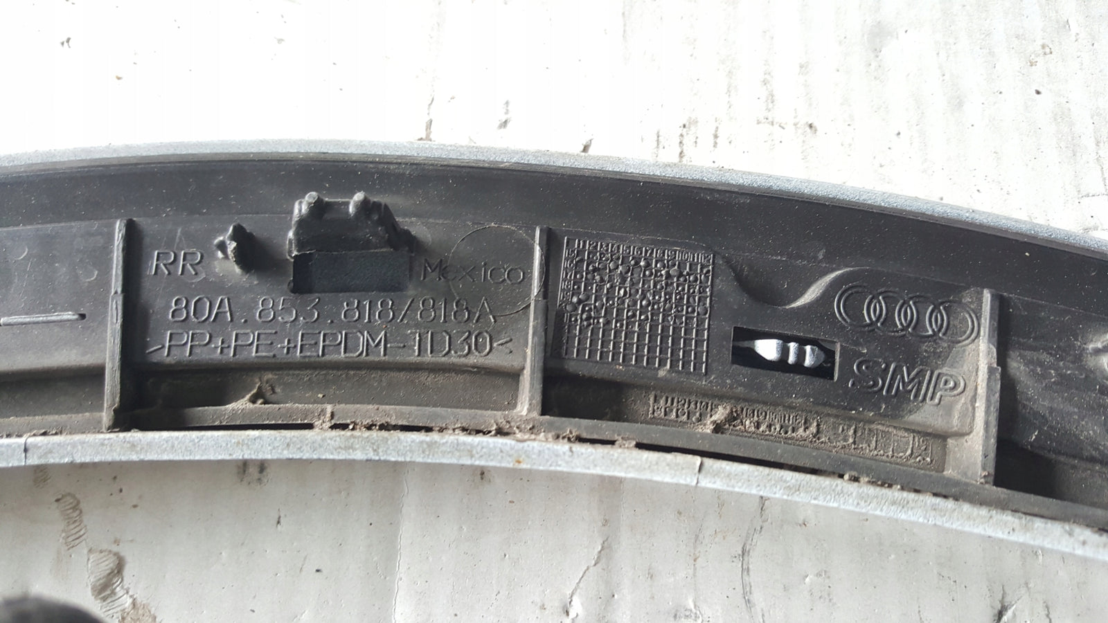 Listwa błotnika prawy tył AUDI Q5 80A853818A demontaż