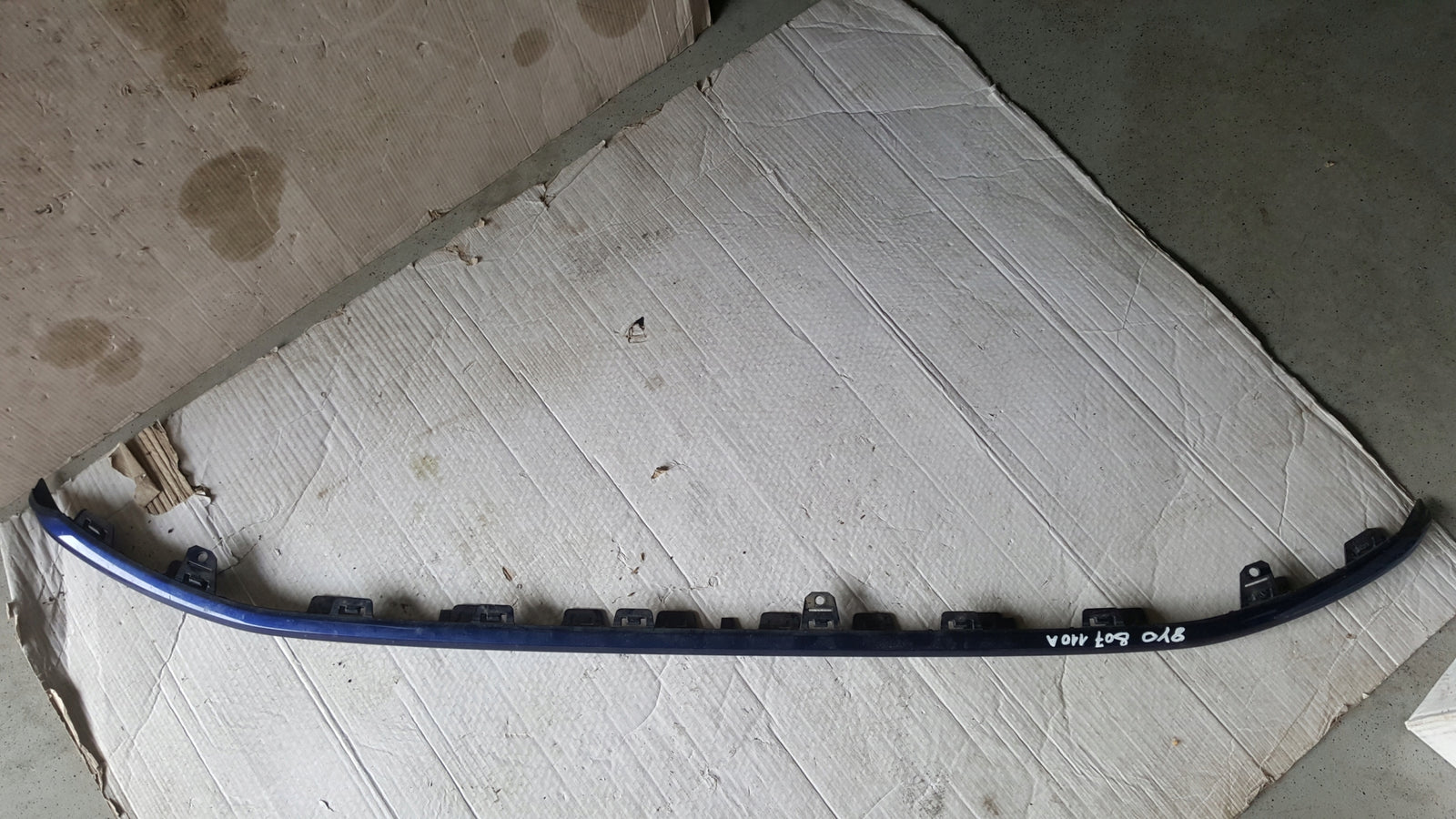 Listwa zderzaka przedniego AUDI A3 8Y0807110A demontaż